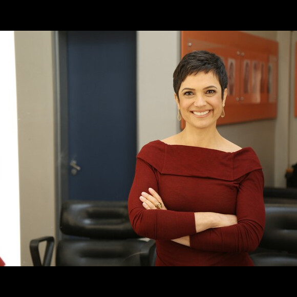 Sem saber que estava sendo filmado, o médico ofendeu o profissional ao ser questionado quando iria operar uma paciente, que aguarda uma cirurgia de catarata há mais de um ano. 'Que dia que vou operar ela? O dia que eu quiser! Vá comer merda', disparou o doutor, deixando Sandra Annenberg espantada