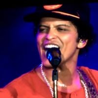 Bruno Mars encanta público com sensualidade, talento e ginga em SP. Vídeo!