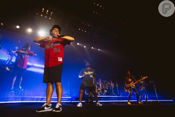 Bruno Mars deu um show de sensualidade e carisma na apresentação