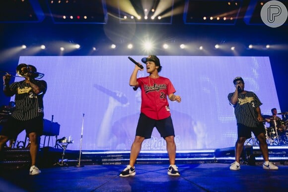O cantor havaiano Bruno Mars mostrou que tem bastante ginga ao dançar as coreografias de suas músicas