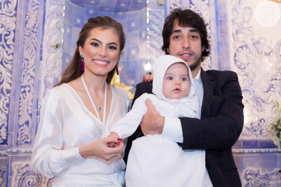 Bruna Hamú e o noivo, Diego Moregola batizaram o filho, Júlio, de 6 meses