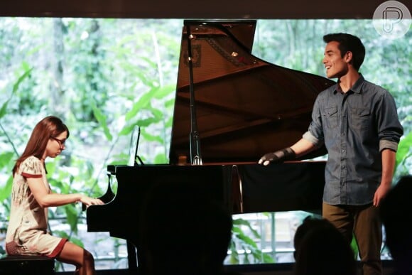 Na novela 'Malhação', Guto (Bruno Gadiol) ajuda Benê (Daphne Bozaski) a retomar as aulas de piano depois da sua perda parcial de audição