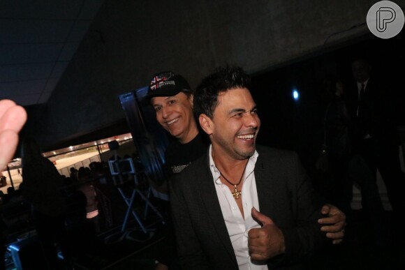 Zezé Di Camargo se divertiu ao encontrar Tom Cavalcante no show de Bruno Mars
