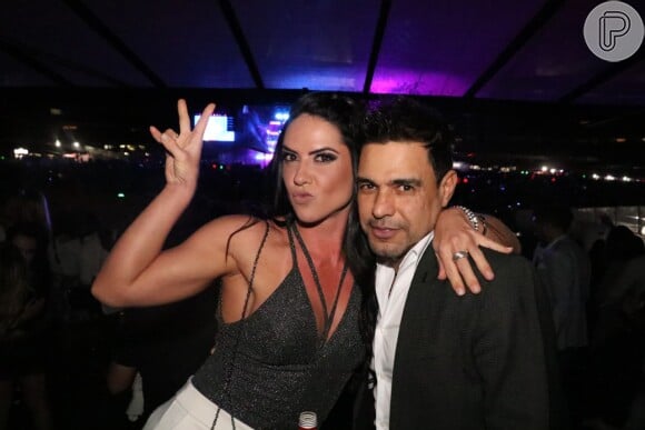 Zezé Di Camargo e Graciele Lacerda, sua noiva, se divertiram no show do cantor americano Bruno Mars