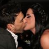 Zezé Di Camargo e a noiva, Graciele Lacerda, se beijaram em show do cantor Bruno Mars, na noite desta quarta-feira, 22 de novembro de 2017