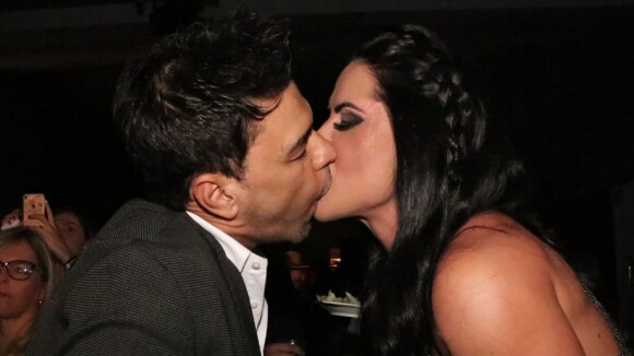 Zezé Di Camargo beija noiva, Graciele Lacerda, em show de Bruno Mars. Fotos!