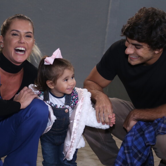 Deborah Secco, mulher de Hugo Moura, filmou a filha, Maria Flor, lhe ajudando a arrumar a casa para o Natal