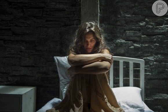 Clara (Bianca Bin) passa 10 anos em hospício e consegue sair dentro de caixão em plano armado por Renato (Rafael Cardoso), na novela 'O Outro Lado do Paraíso'