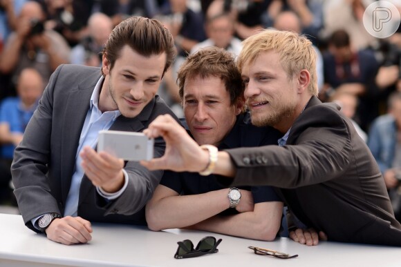 Gaspard Ulliel, Bertrand Bonello, Jeremie Renier tiram selfie na coletiva de imprensa de 'Saint Laurent' no Festival de Cannes 2014