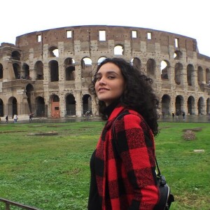 Debora Nascimento posou em frente ao Coliseu antes de ir para Veneza
