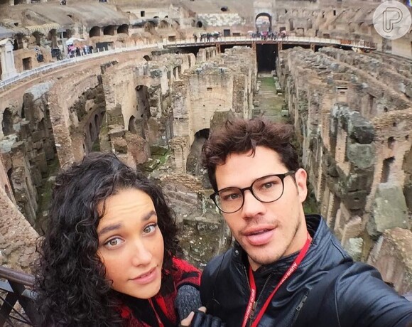 Debora Nascimento e o marido, José Loreto, estão viajando juntos pela Itália