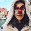 Debora Nascimento usou uma máscara veneziana durante a visita à cidade italiana