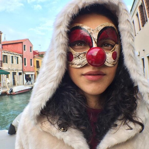 Debora Nascimento usou uma máscara veneziana durante a visita à cidade italiana