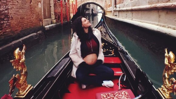 Grávida, Debora Nascimento deixa barriga de 5 meses à mostra em Veneza