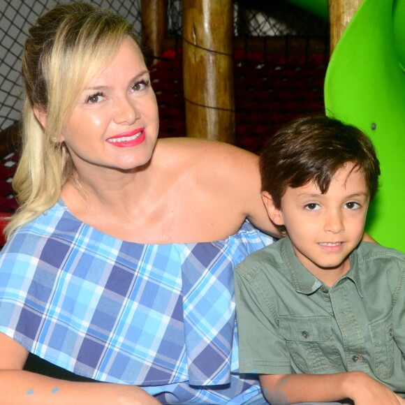 Eliana leva o filho, Arthur, para assistir show de Bruno Mars: 'O primeiro show da vida do meu pequeno'