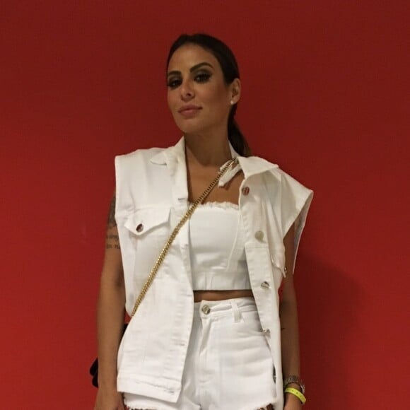 Alinne Rosa usou calça rasgada no show de Bruno Mars