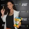 Débora Nascimento ganhou uma miniatura da taça e o mascote da Copa do Mundo