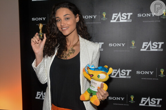 Débora Nascimento ganhou uma miniatura da taça e o mascote da Copa do Mundo