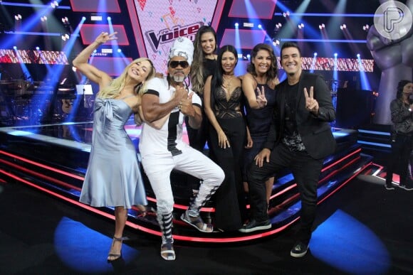 Carlinhos Brown e a equipe do 'The Voice Kids' se reuniram em coletiva de imprensa nesta sexta-feira, 24 de novembro de 2017