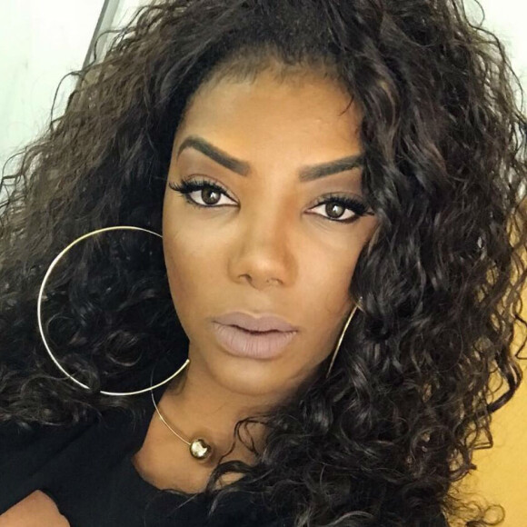 'Alisava meu cabelo desde os 7 anos. Quando eu era pequena, estudava em escola particular e todo mundo tinha cabelo liso. O meu era o único cabelo diferente, crespo', disse Ludmilla