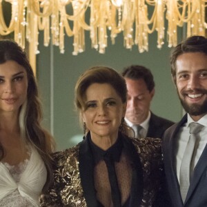 Casamento de Lívia (Grazi Massafera) e Renato (Rafael Cardoso) é imposto por Sophia (Marieta Severo), que faz questão da festa formal, na novela 'O Outro Lado do Paraíso'