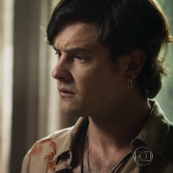 Gael (Sergio Guizé) leva soco de Renato (Rafael Cardoso) ao afirmar que ele só quer se casar com Lívia (Grazi Massafera) por causa das esmeraldas, na nvoela 'O Outro Lado do Paraíso'