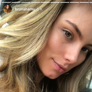 Bruna Hamú exibiu o novo visual no Stories do Instagram na tarde desta sexta-feira, 24 de novembro de 2017