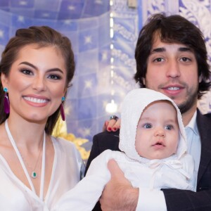 Bruna Hamú e o noivo, Diego Moregola batizaram o filho, Júlio, de 6 meses, em São Paulo