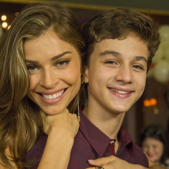 Lívia (Grazi Massafera) cuida de Tomaz (Vitor Figueiredo), filho de Clara (Bianca Bin) e Gael (Sergio Guizé), como se fosse seu filho, na novela 'O Outro Lado do Paraíso'