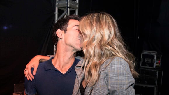 Recém-casados, Ticiane Pinheiro e Cesar Tralli se beijam em evento. Veja fotos!