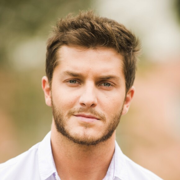 Klebber Toledo exibiu cabelo comprido em foto e foi elogiado pela web: 'Bonito até careca'