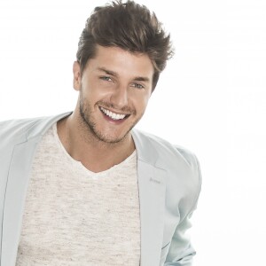 Klebber Toledo apareceu com o cabelo comprido em foto publicada pelo blogueiro Hugo Gloss, nesta sexta-feira, 24 de novembro de 2017