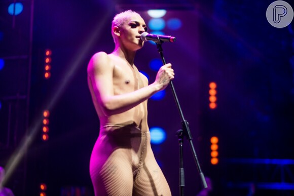 Pabllo Vittar surpreende público em show no Rio: vestida da personagem Bela, ela tirou a fantasia no palco, deixando apenas com uma malha de tom nude