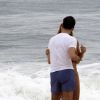 Ticiane Pinheiro e Cesar Tralli trocaram carinhos na praia