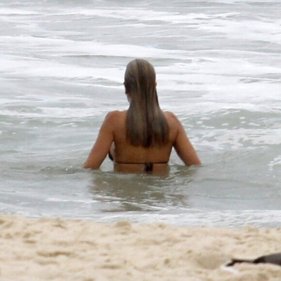 Ticiane Pinheiro se refrescou com um mergulho