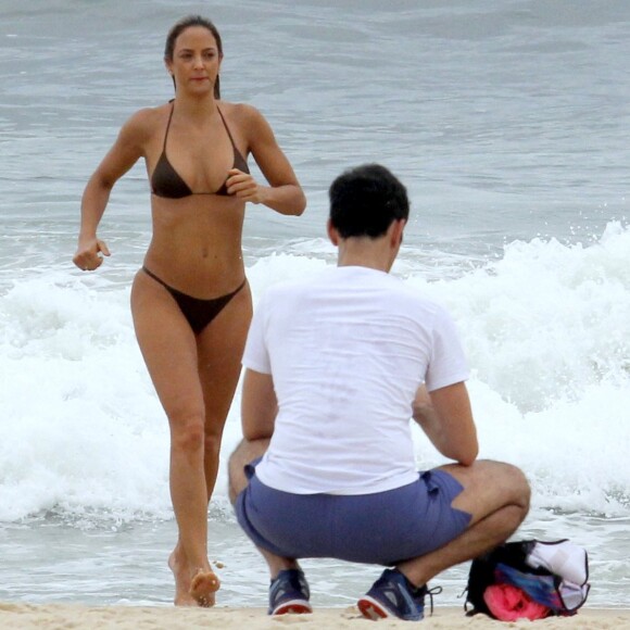 Ticiane Pinheiro não ligou para o tempo nublado e deu um mergulho