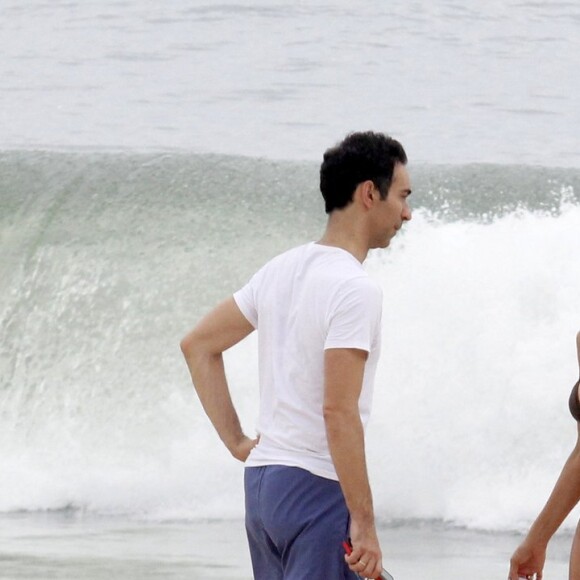 Ticiane Pinheiro e Cesar Tralli se divertiram na praia