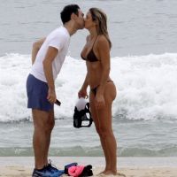 Ticiane Pinheiro curte praia no Rio e troca carinhos com o marido, César Tralli