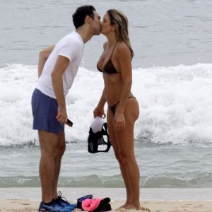 Ticiane Pinheiro e Cesar Tralli curtiram a praia de Ipanema, no Rio, neste domingo, 26 de novembro de 2017