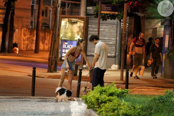 Chay Suede e Laura Neiva passearam com seus cachorrinhos
