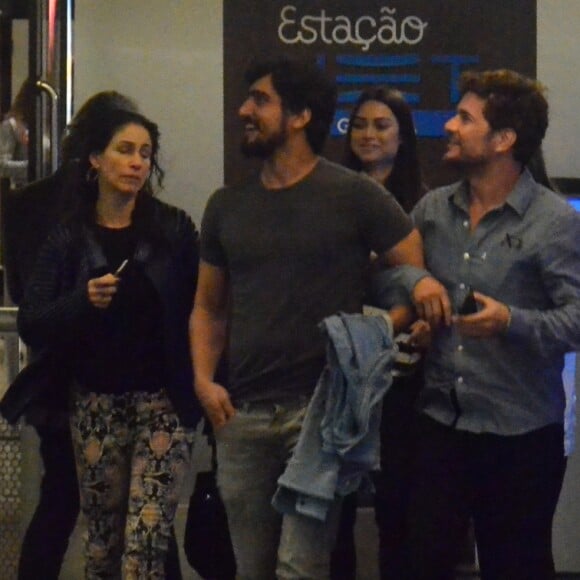 Thaila Ayala foi clicada pela primeira vez com Renato Goés em passeio no shopping com Sophie Charlotte e o marido, Daniel de Oliveira, no final de agosto de 2017