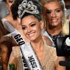 Demi-Leigh Nel-Peters não escondeu a emoção ao receber a coroa de Miss Universo 2017