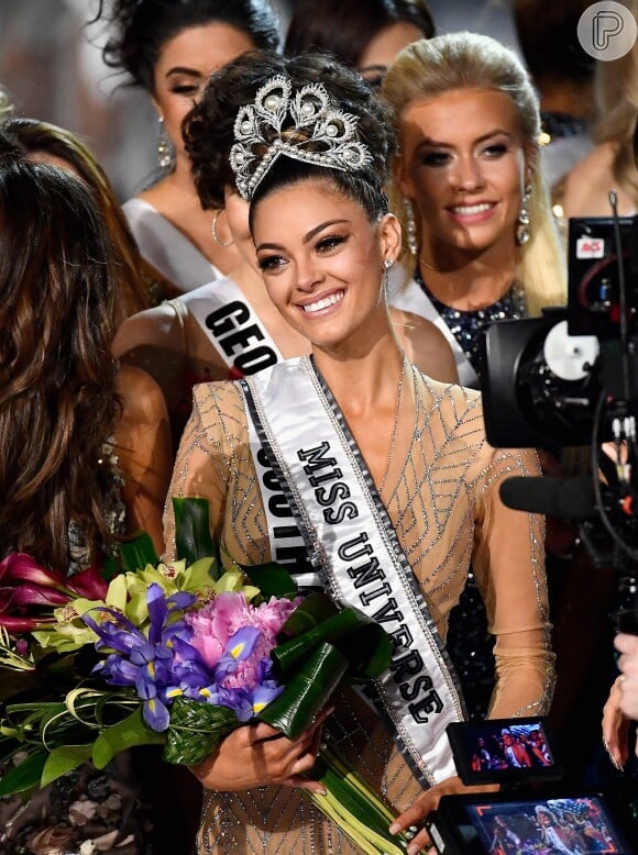 Demi-Leigh Nel-Peters não escondeu a emoção ao receber a coroa de Miss Universo 2017