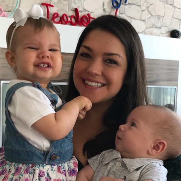 Thais Fersoza explicou porque tem mais fotos com Melinda: 'Teodoro mais mama e dorme'