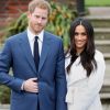 Meghan Markle e príncipe Harry fizeram a primeira aparição após o noivado no jardim do Palácio de Kensington