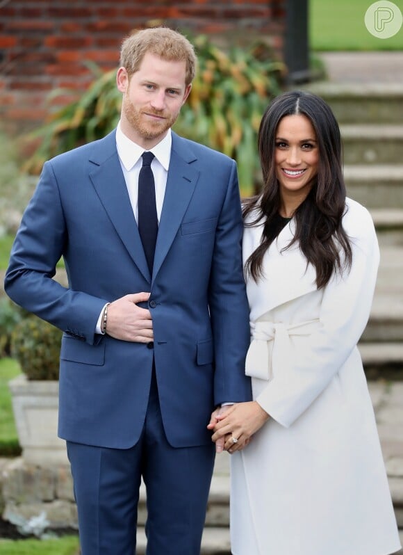 Meghan Markle e príncipe Harry fizeram a primeira aparição após o noivado no jardim do Palácio de Kensington