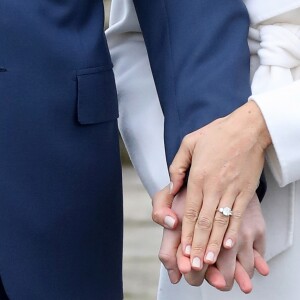 Príncipe Harry e Meghan Markle exibiram aliança ao fazer a primeira foto oficial de noivado nesta segunda-feira, 27 de novembro de 2017
