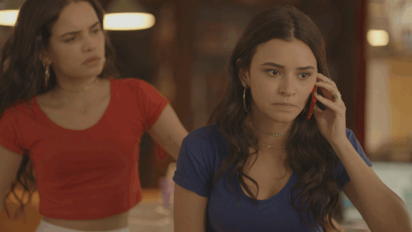 Na novela 'Malhação', K1 (Talita Younan) confessa para Keyla (Gabriela Medvedovski) que está sendo assediada pelo padrasto no capítulo que vai ao ar na terça-feira, 05 dezembro de 2017