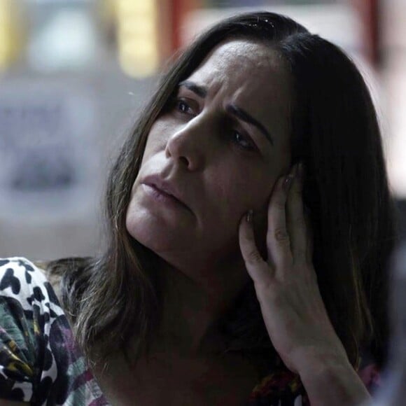 Duda (Gloria Pires) deixa casaco com uma de suas clientes e, junto de Danilo (Glaucio Gomes), a mulher morre em seu lugar, na novela 'O Outro Lado do Paraíso'