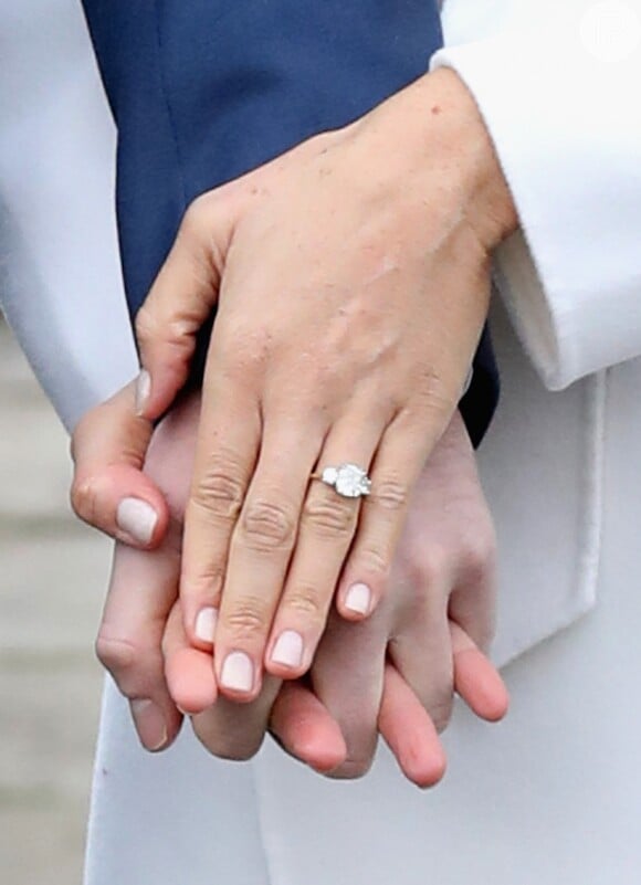O anel de noivado de Meghan Markle é composto de três diamantes: um de Botswana, onde ela e Harry passaram férias, e os outros dois da coleção pessoal da princesa Diana, mãe do príncipe